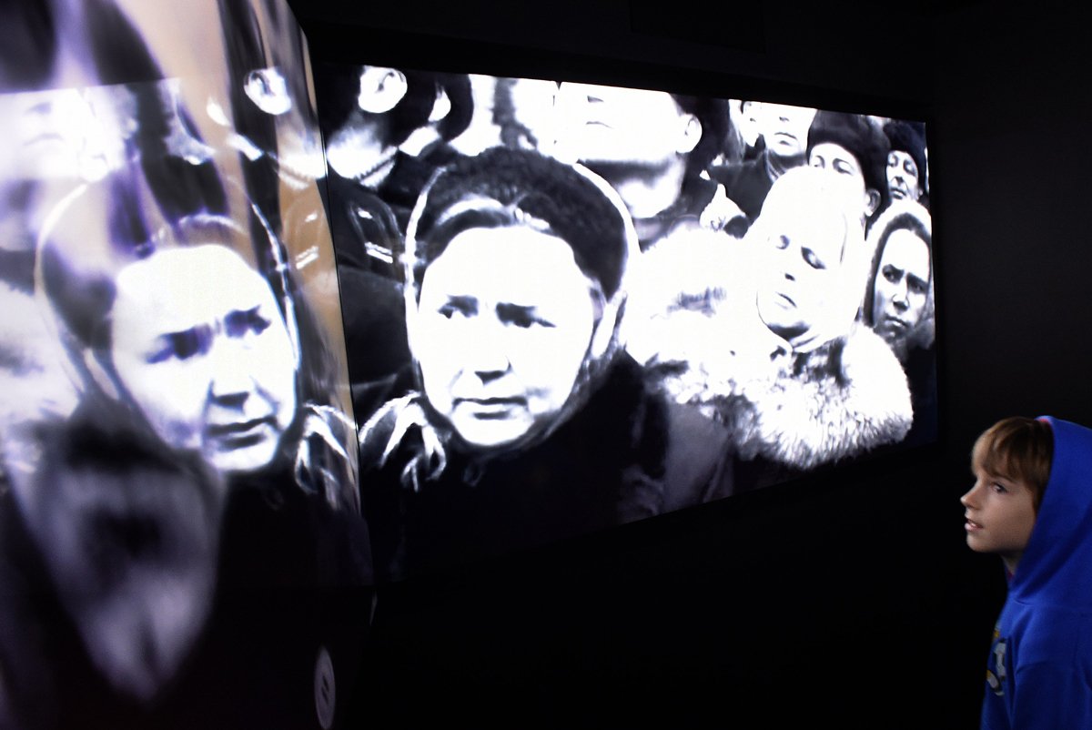 Посетитель рассматривает мультимедийные экспонаты, посвященные похоронам Сталина в музее ГУЛАГа, Москва, 30 октября 2015 года. Фото: Василий Максимов / AFP / Scanpix / LETA