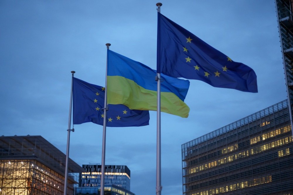 A view of European and Ukrainian flags in front of the EU institution headquarters in Brussels, Belgium, 24 February 2025. Photo: EPA/OLIVIER HOSLET