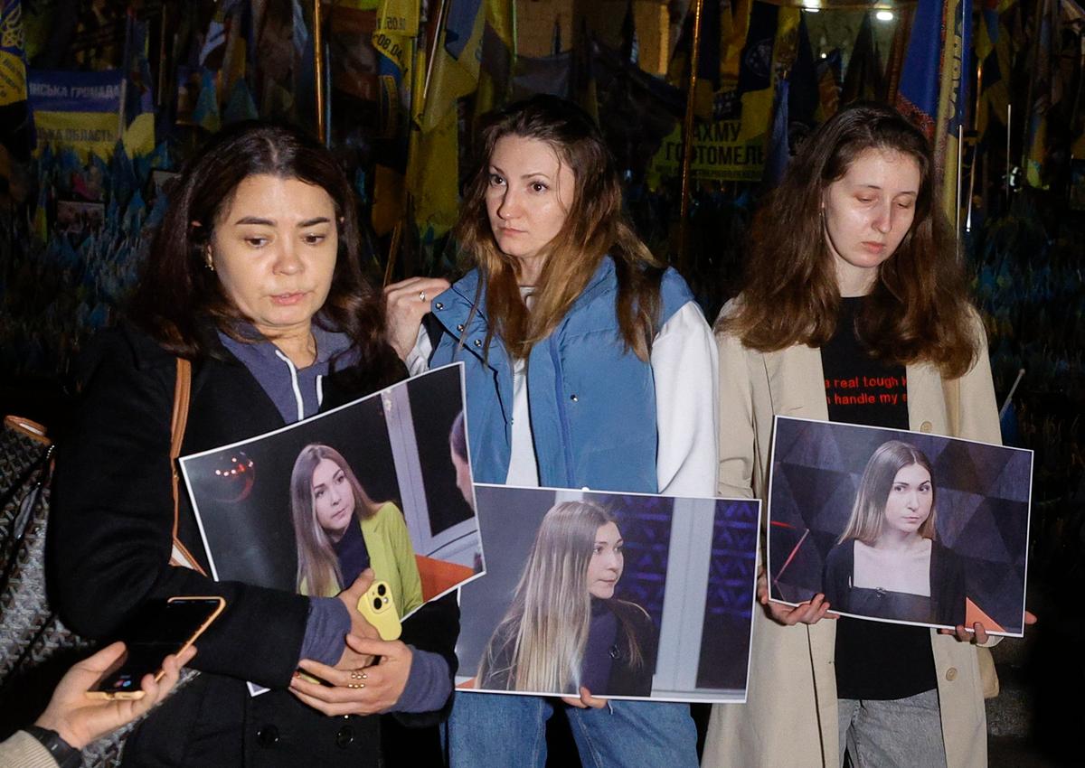 Ukrainians commemorate late Ukrainian journalist Viktoria Roshchyna in Independence Square in downtown Kyiv, Ukraine, 11 October 2024. Photo: EPA/SERGEY DOLZHENKO