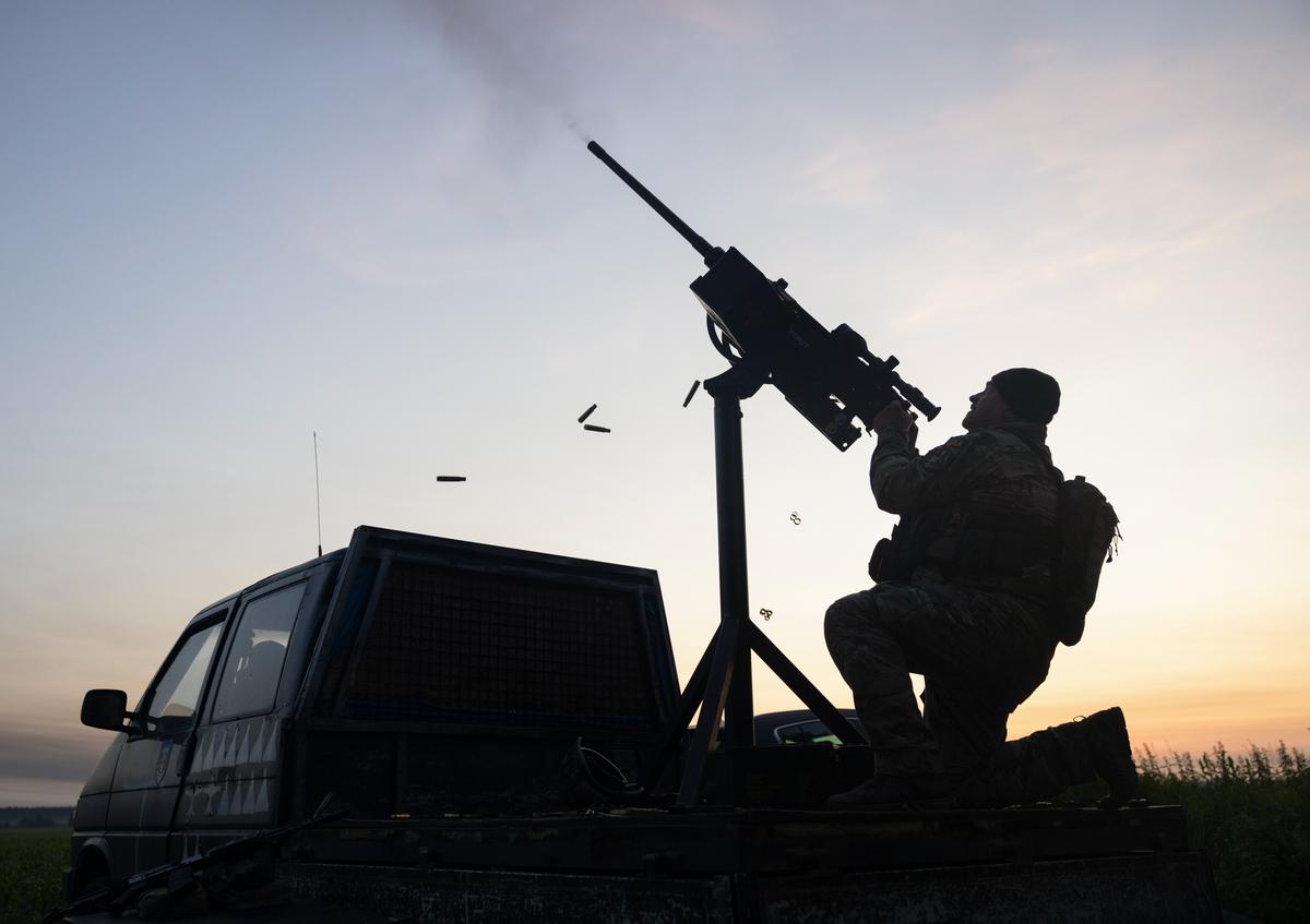 A Ukrainian serviceman shoots at drones flying towards Kyiv, Ukraine, 17 June 2025. Photo: EPA-EFE/STAS KOZLIUK