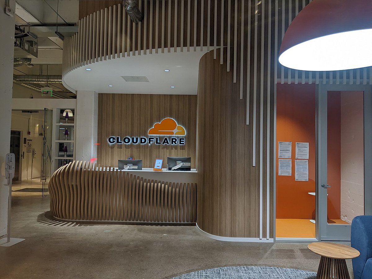 Вход в офис Cloudflare на Таунсенд-стрит, 101 в Сан-Франциско. Фото: Wikimedia