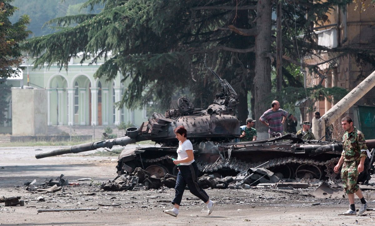 Уничтоженный грузинский танк в Цхинвали, Южная Осетия, Грузия, 11 августа 2008 года. Фото: Юрий Кочетков / EPA