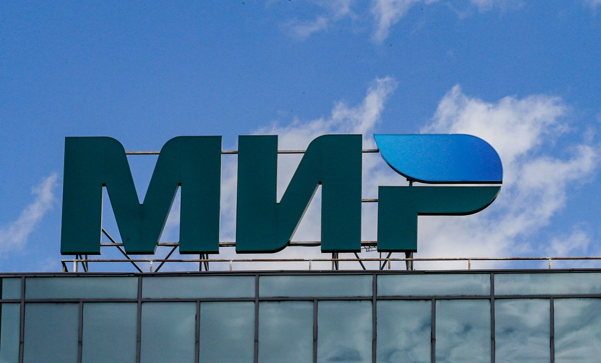 Логотип российской платёжной системы «Мир» на крыше здания в Москве, 13 мая 2022 года. Фото: Юрий Кочетков / EPA