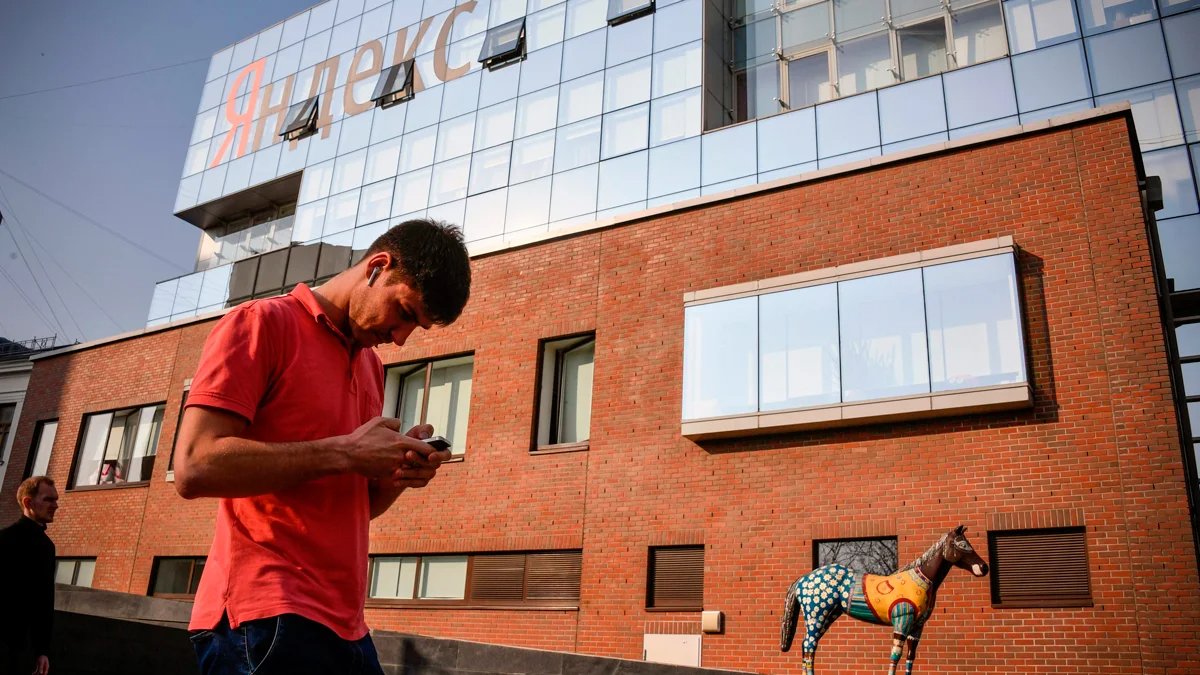 A man walks past the offices of Russian tech giant Yandex, Moscow. Photo: Alexander Nemenov / AFP / Scanpix / LETA