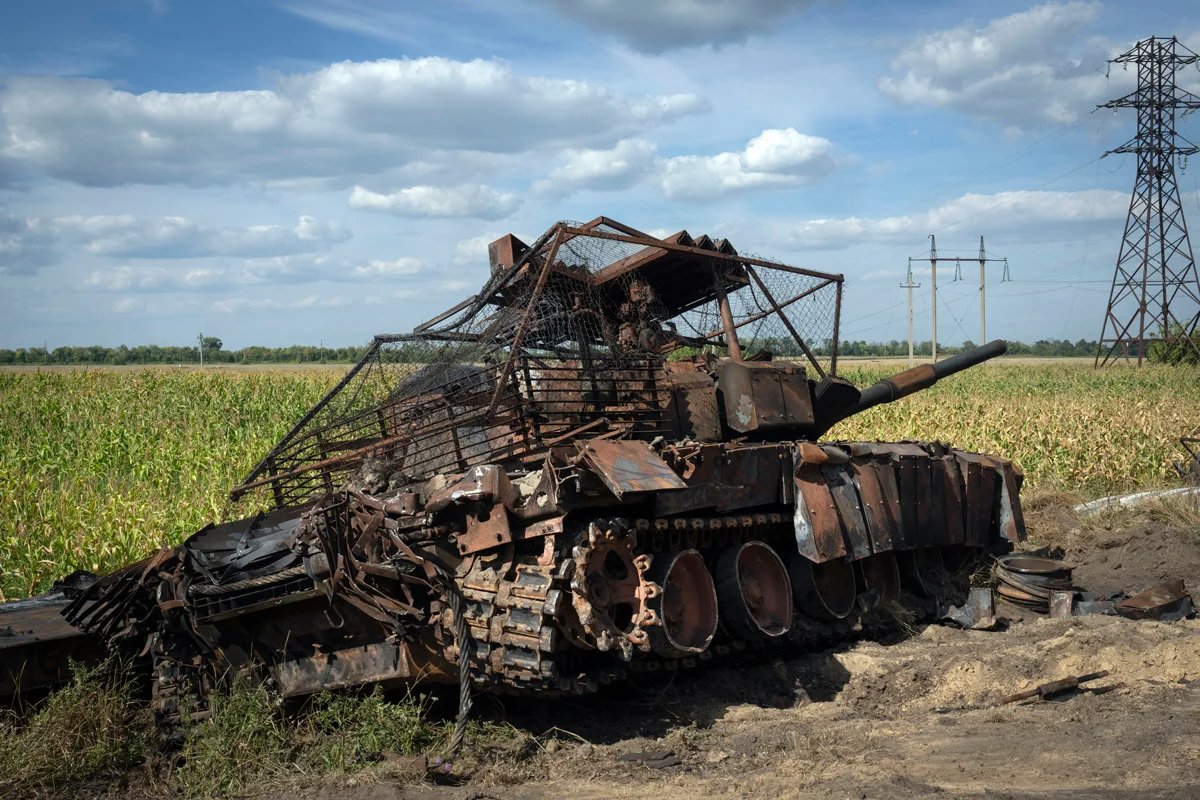 A destroyed Russian tank with anti-drone defences near Sudzha, Kursk region, Russia, 16 August 2024. Photo: AP Photo / Scanpix / LETA