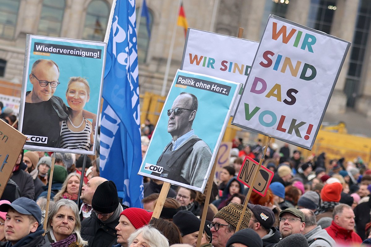 Акция протеста у здания Рейхстага против сотрудничества  CDU  с  AfD , Берлин, 2 февраля 2025 года. Фото: Hannibal Hanschke / EPA